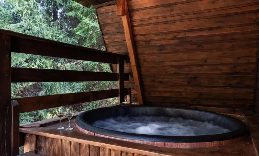 Image 1: Lubień: 2-7 nocy w domku z jacuzzi u podnóża gór