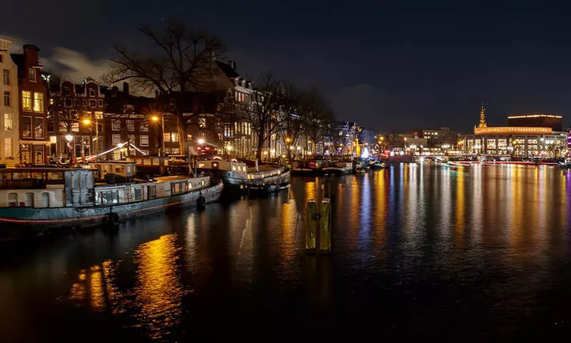 Erkunde tagsüber oder abends die ikonischen Grachten von Amsterdam