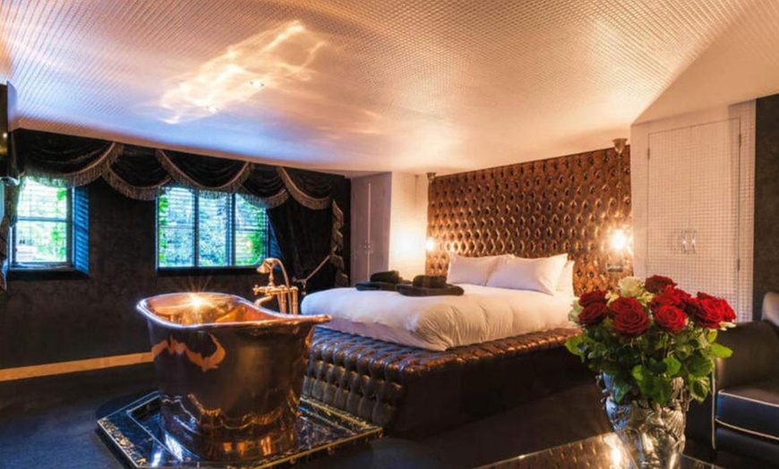 Image 28: Oxfordshire: 5* Luxurious Hotel Break with Dinner & Champagne