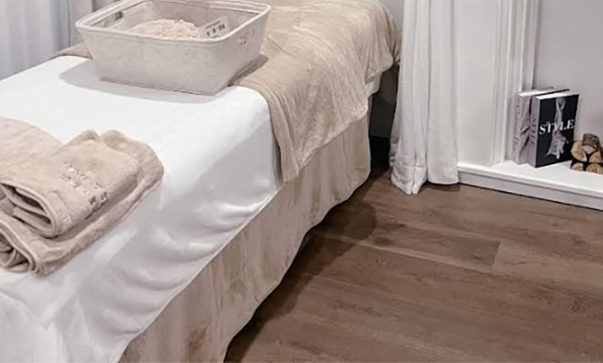 Image 5: Glow Starts Here: 60-Min Deep-Cleansing Carbon Facial to Balance Skin 