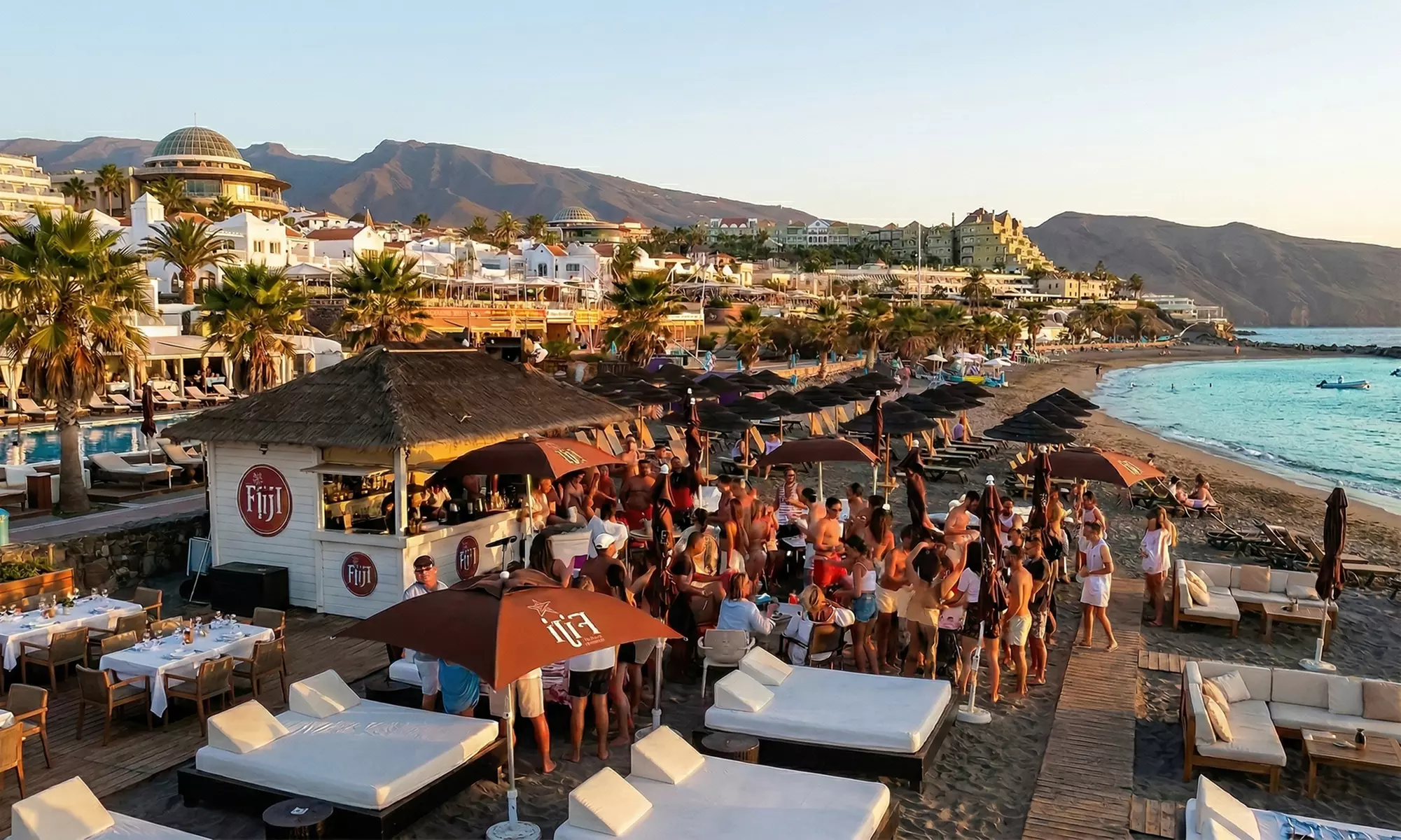 Disfruta de day pass con cama balinesa para 2 con almuerzo y bebidas