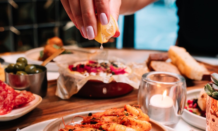 Image 3: Enjoy 2 Wine Flights with Grazing Board 