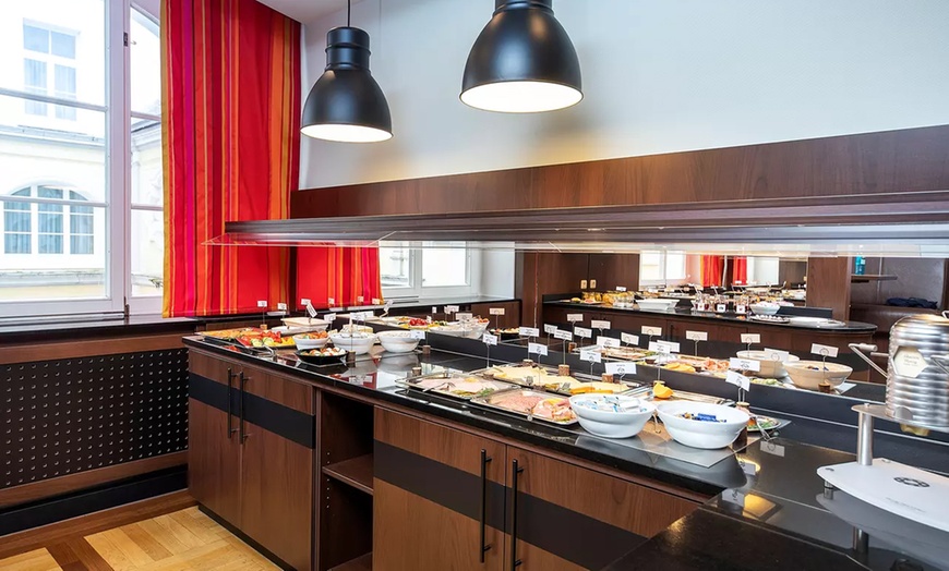 Image 1: Frühstücksbuffet inkl. 1 Glas Sekt für 2 oder 4 Personen