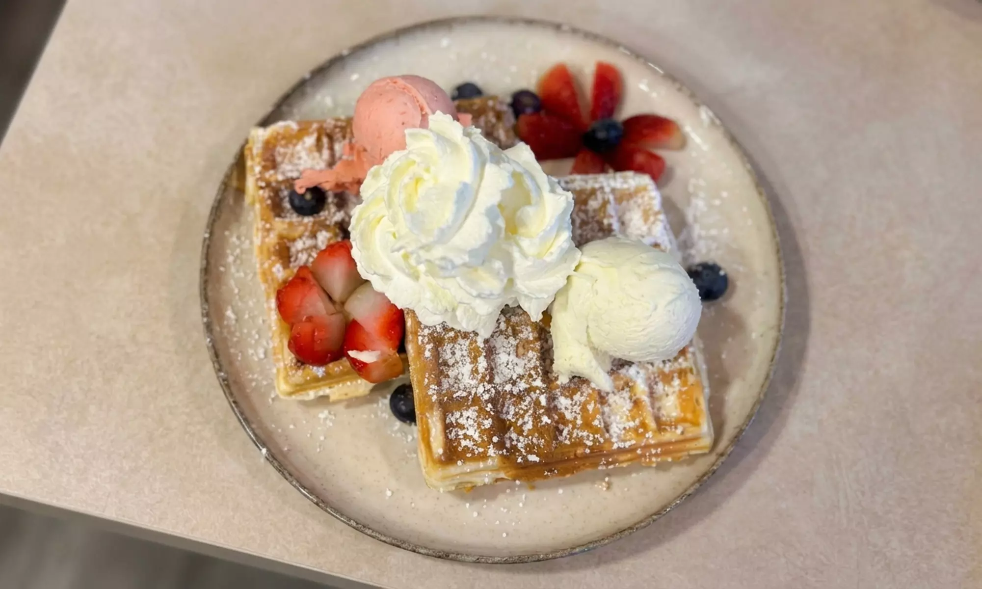 Brunch und belgische Waffeln für 1-2 Personen oder 2 Toasts nach Wahl