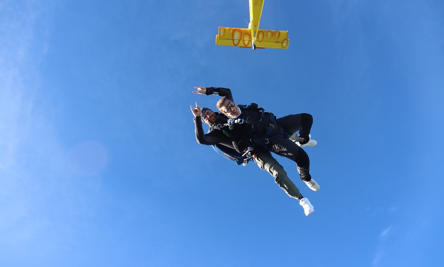 Image 6: Saut en parachute en tandem à 4000 m avec Alpes Aviation Parachutisme