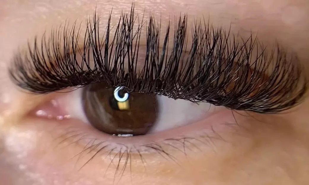 Get Classic or Hybrid Eyelash Extensions for Everyday Glam