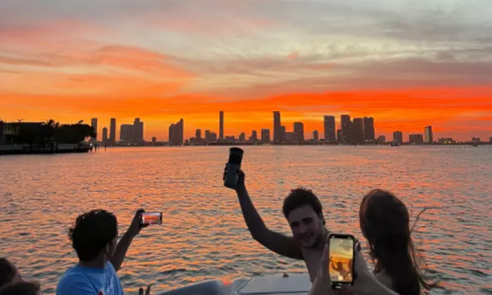 2 or 3 Hours Sea Ray Sundeck 26' Sunset Cruise for Up to 8 People 