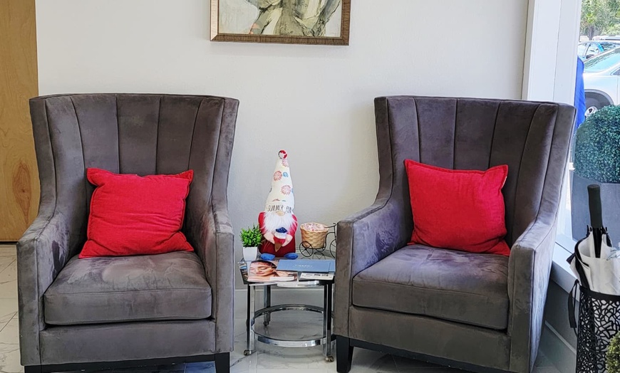 Image 5: 50-Minute Couples Massage with Hot Stones, Aromatherapy, & Reflexology