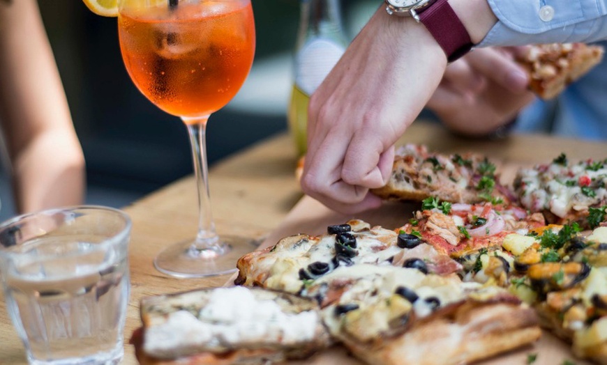 Image 6: Luxe Italiaans diner met onbeperkt pizza’s, antipasti en zoet einde