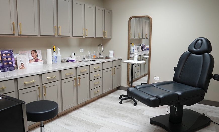 Image 3: Revitalize Your Skin with 20 Units of Xeomin