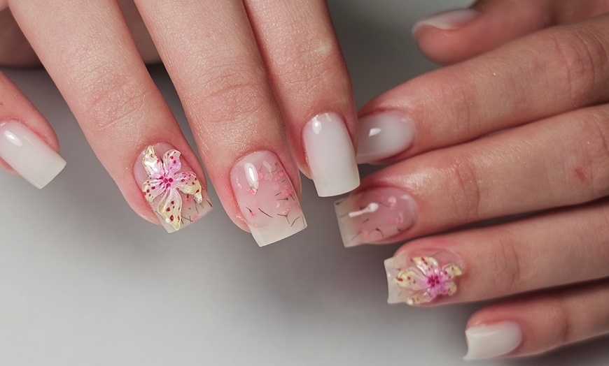 Image 6: Perfekcyjne dłonie i stopy: manicure i pedicure hybrydowy
