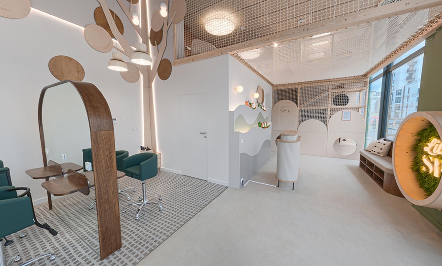 Image 7: Stylizacja hybrydowa paznokci i wejście na salę zabaw dla najmłodszych