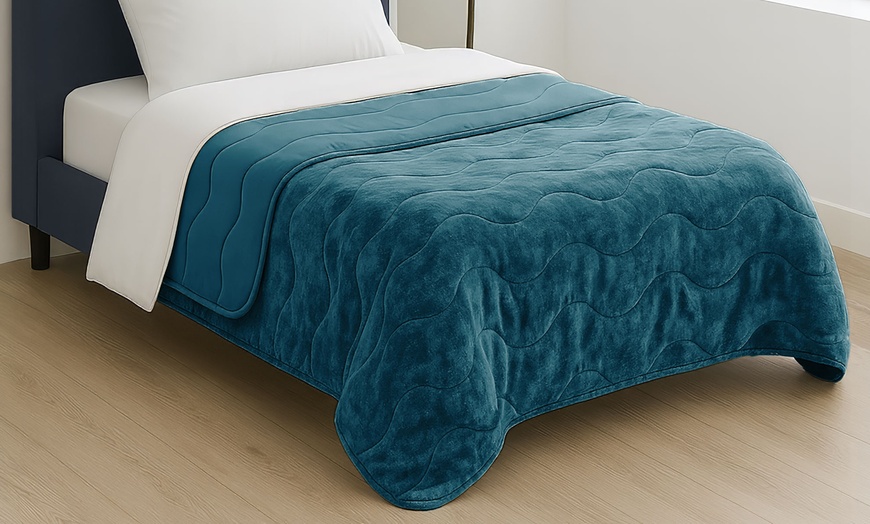 Image 1: Premium Winter Quilt: Soft, Hypoallergenic and Luxurious Comfort