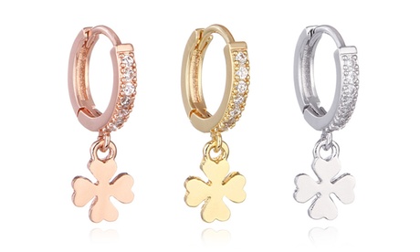 Mono orecchino con pendente a forma di quafrifoglio disponibile in 3 colori