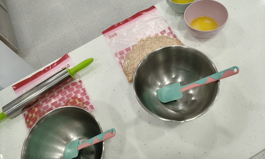 Image 3: Taller de repostería con una copa de vino para 1, 2 o 5 personas