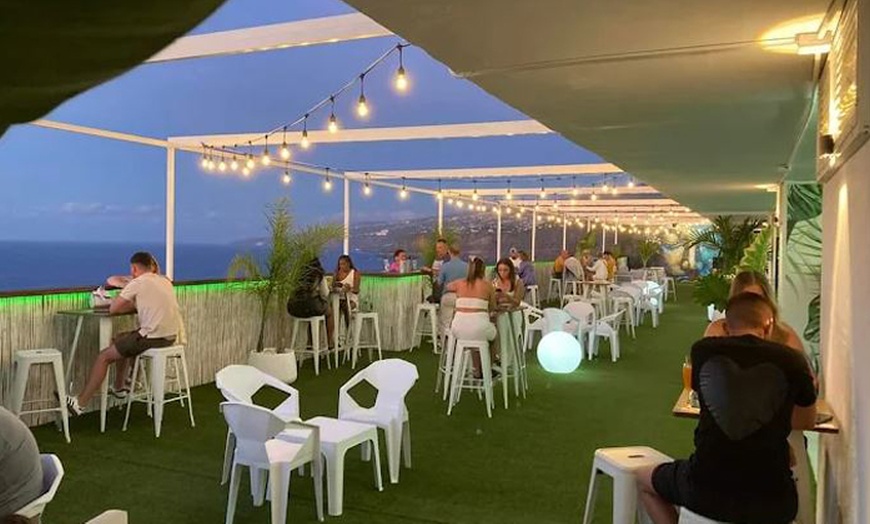 Image 10: Acceso con comida y bebida a rooftop con opción a mojito para 2