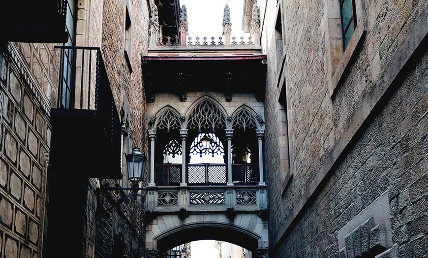 Image 6: Explora los rincones más icónicos y captura el momento: sesión fotográfica por Barcelona para 1, 2 o 3 personas