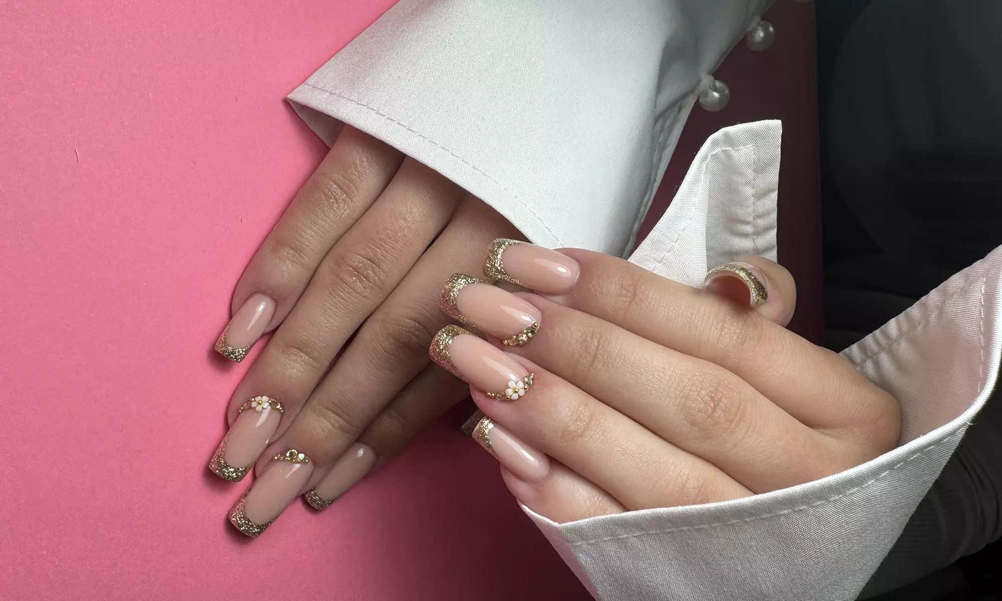 Manicure i pedicure hybrydowy dla pięknych dłoni i stóp