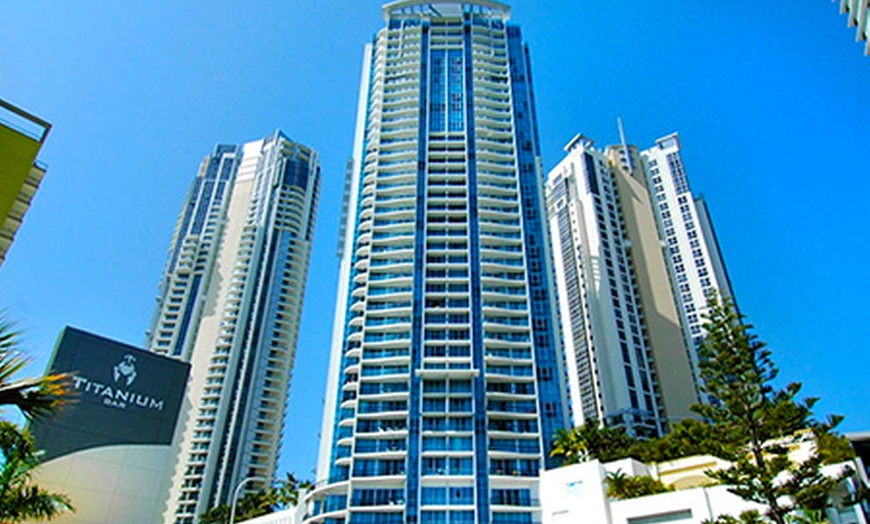 Image 2: Surfers Paradise: Family Stay