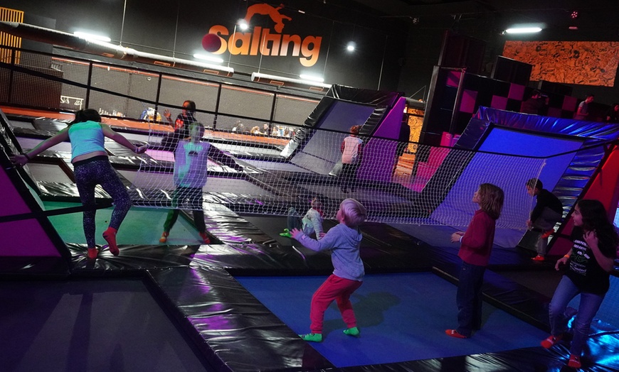 Image 21: ¡Saltos y diversión! Acceso a Salting para hasta 2 adultos y 2 niños
