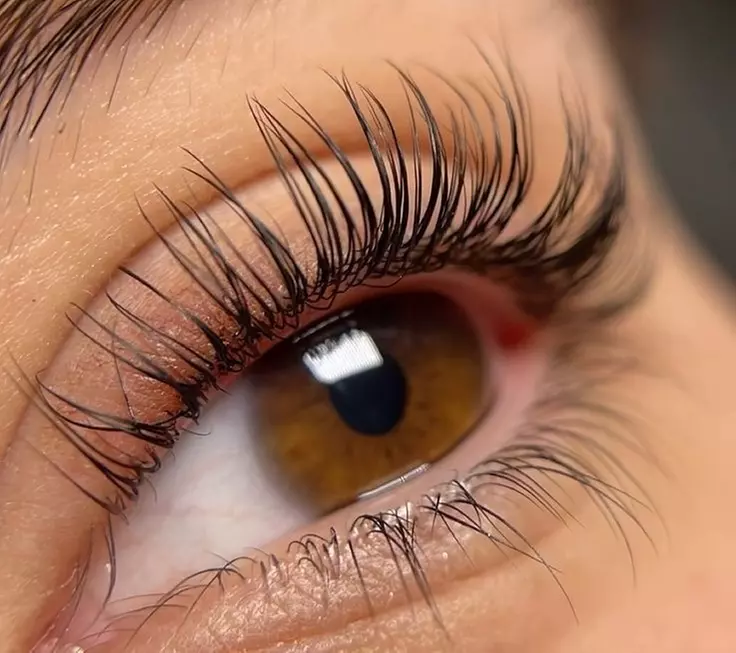 Lifting y tinte de pestañas con opción de diseño y depilación de cejas