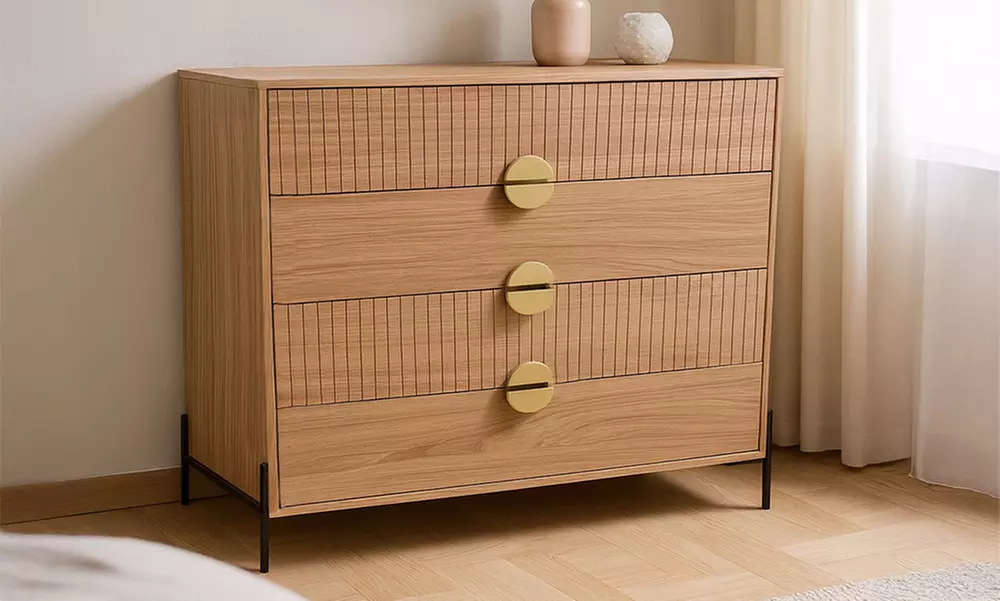 Commode "Torinese" décor bois rainuré et poignées dorées de Kocoon