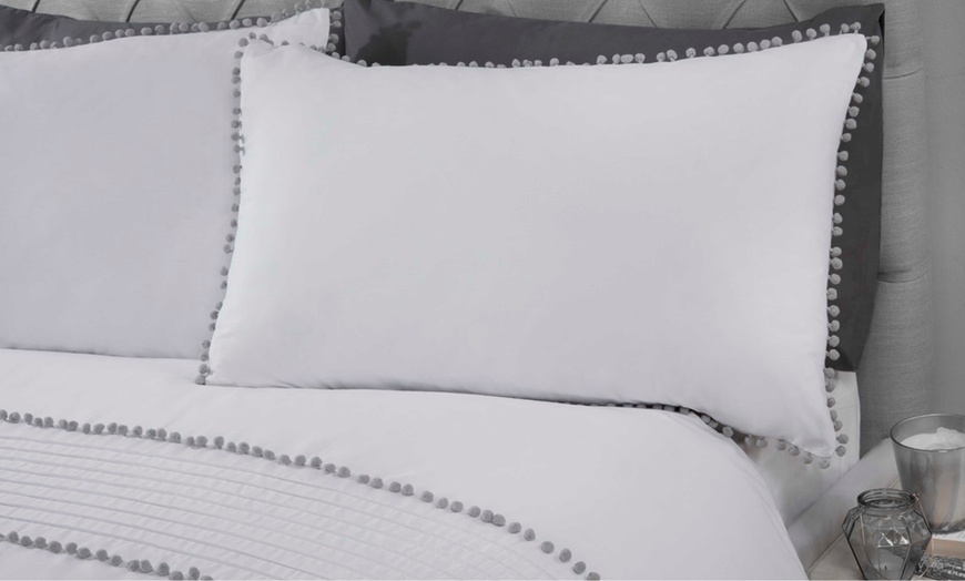 Image 4: Pom Pom Duvet Set