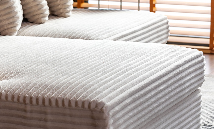 Image 6: Canapé d'angle "Kendari" de Kocoon en velours côtelé