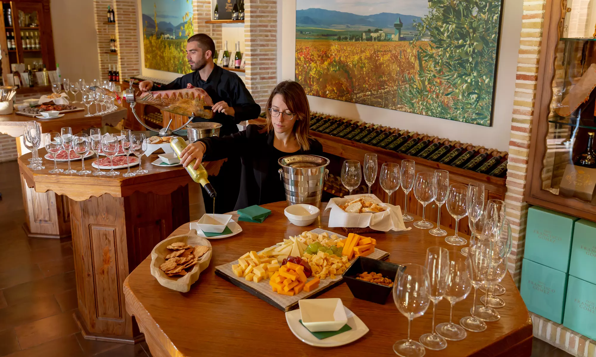 Visita guiada a bodega con cata de 4 vinos, 2 AOVE y embutidos