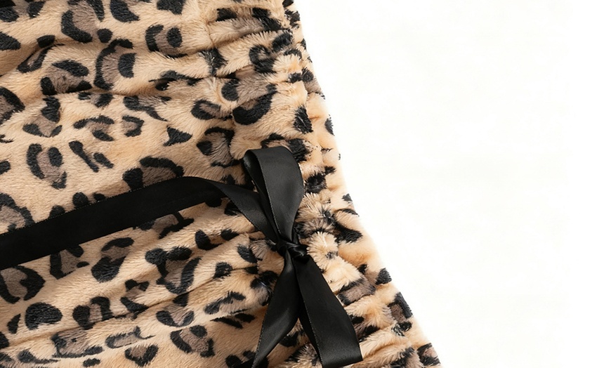 Image 2: Leopard Print Sweatpants, Comfortable Loose Fit and Trendy Design