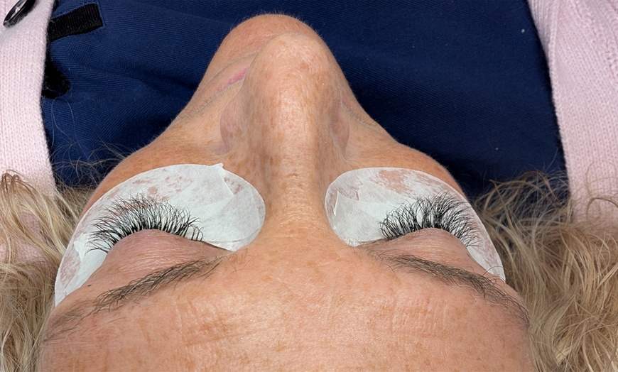 Image 3: Enjoy One Full Set of Classic, Hybrid, or Volume Eyelash Extensions