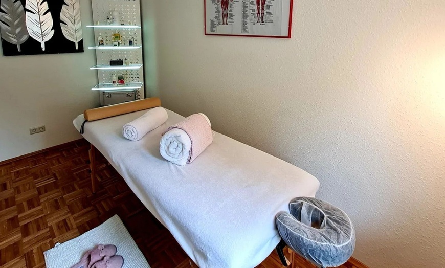 Image 2: 60 oder 75 Min. Hot-Stone-Ganzkörpermassage für 1 Person