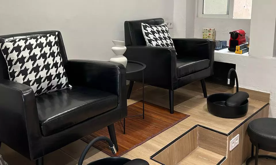 Uñas con gel o acrílico, esmaltado semipermanente y opción a diseño