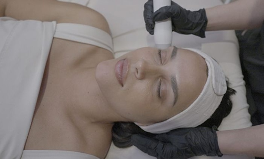 Image 2: Salmon DNA Infused BB Glow —Glass-Skin Radiance Instantly