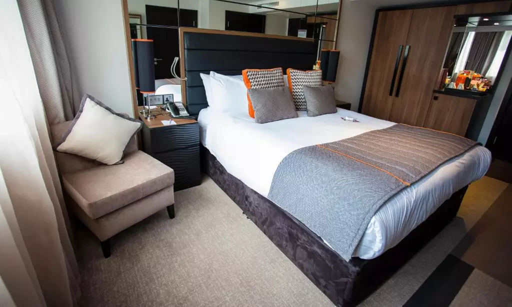 Buckinghamshire: King Room with Breakfast, Dinner & Late Check-Out