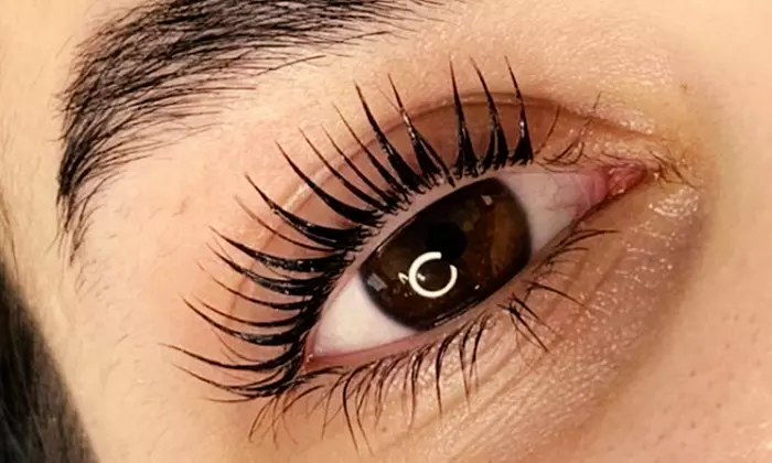 Depilación de cejas con hilo y opción a tinte, henna y tratamientos de pestañas para 1, ahorra hasta un 57% - Primary Image