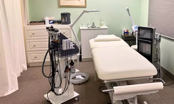 Deluxe Hydro Facial Packages for Glowing Skin