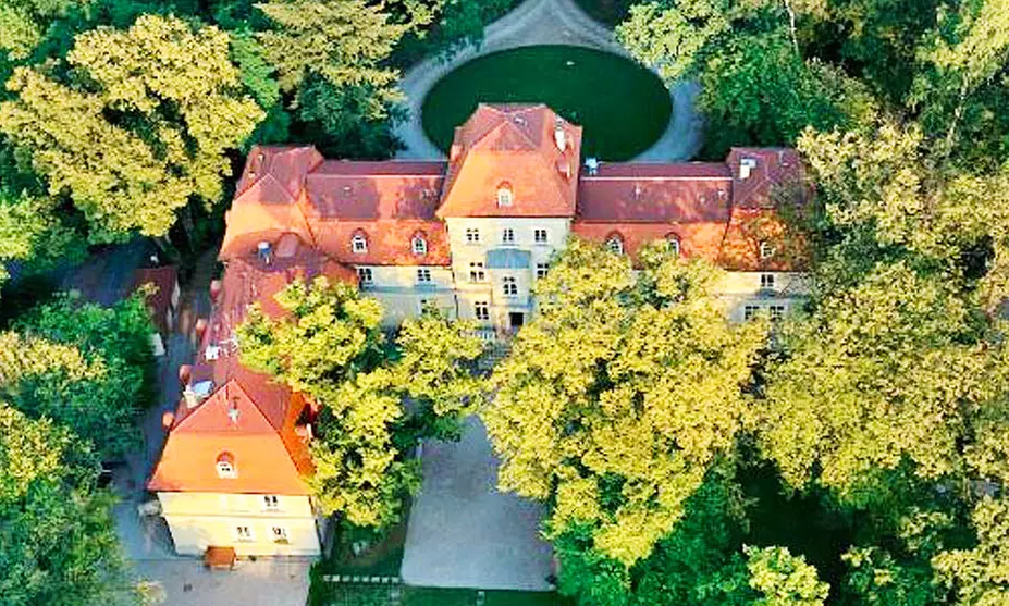 Małopolska: 2-4 dni dla 2 osób ze śniadaniami lub ze śniadaniami i  obiadokolacjami w Dworze Sieraków 4* - Primary Image