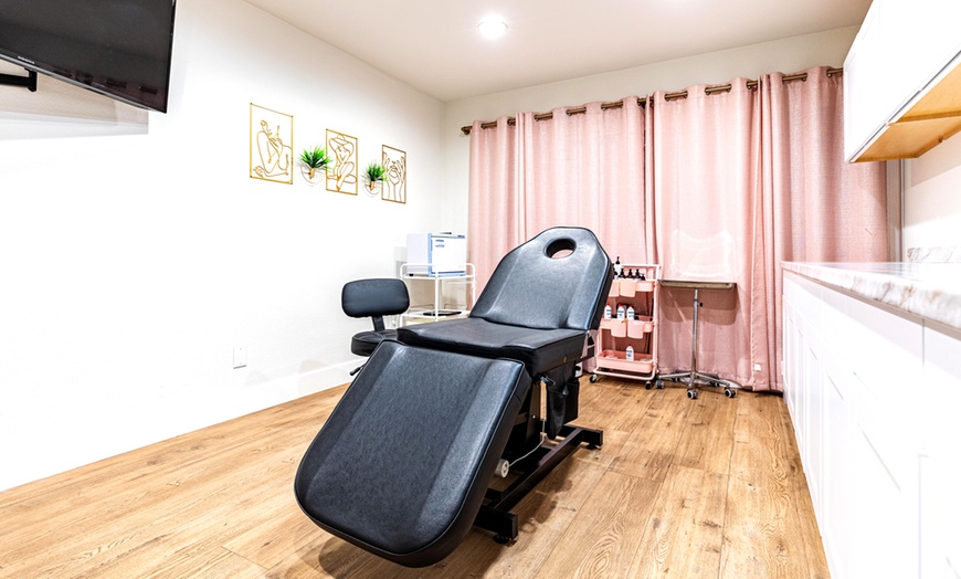 Image 4: K-Glow HydroDermabrasion or Vitamin C Infusion Facial with LED & Mask