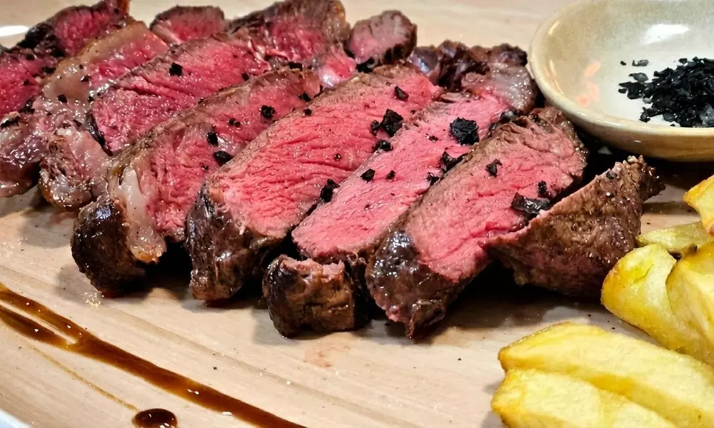 Menú de parrillada con bebida y postre