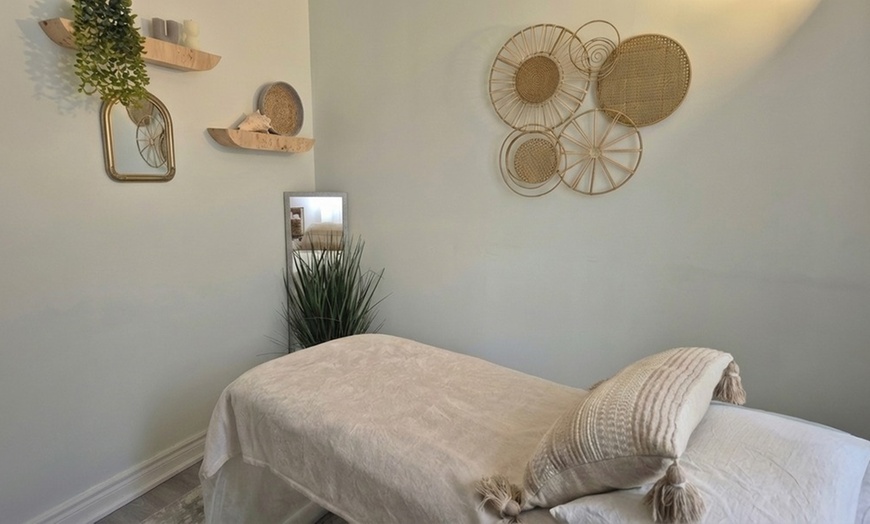 Image 3: Hot Stone Massage & Deep Tissue Body Rescue with Aromatherapy