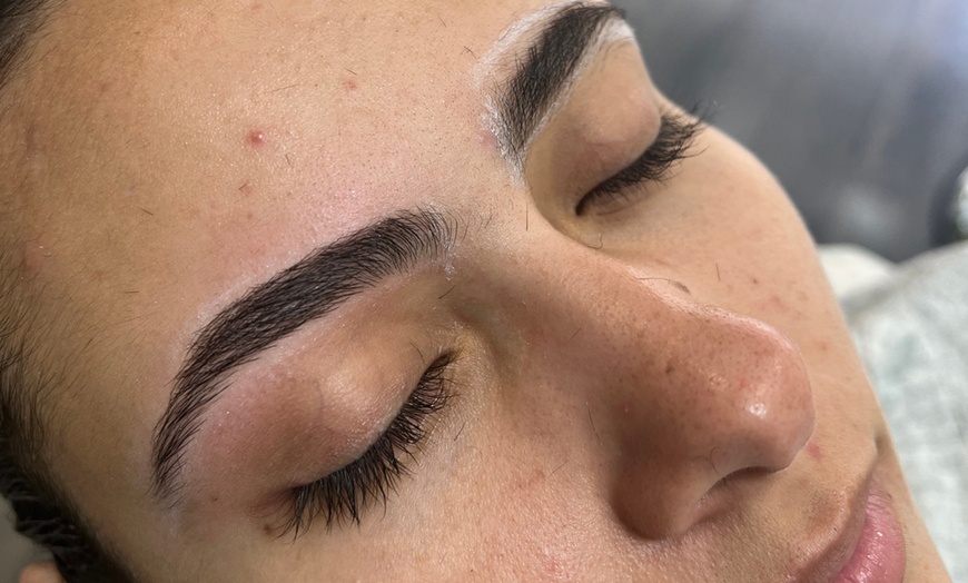 Image 2: Depilación con hilo y diseño en cejas, labios o rostro y cuello 