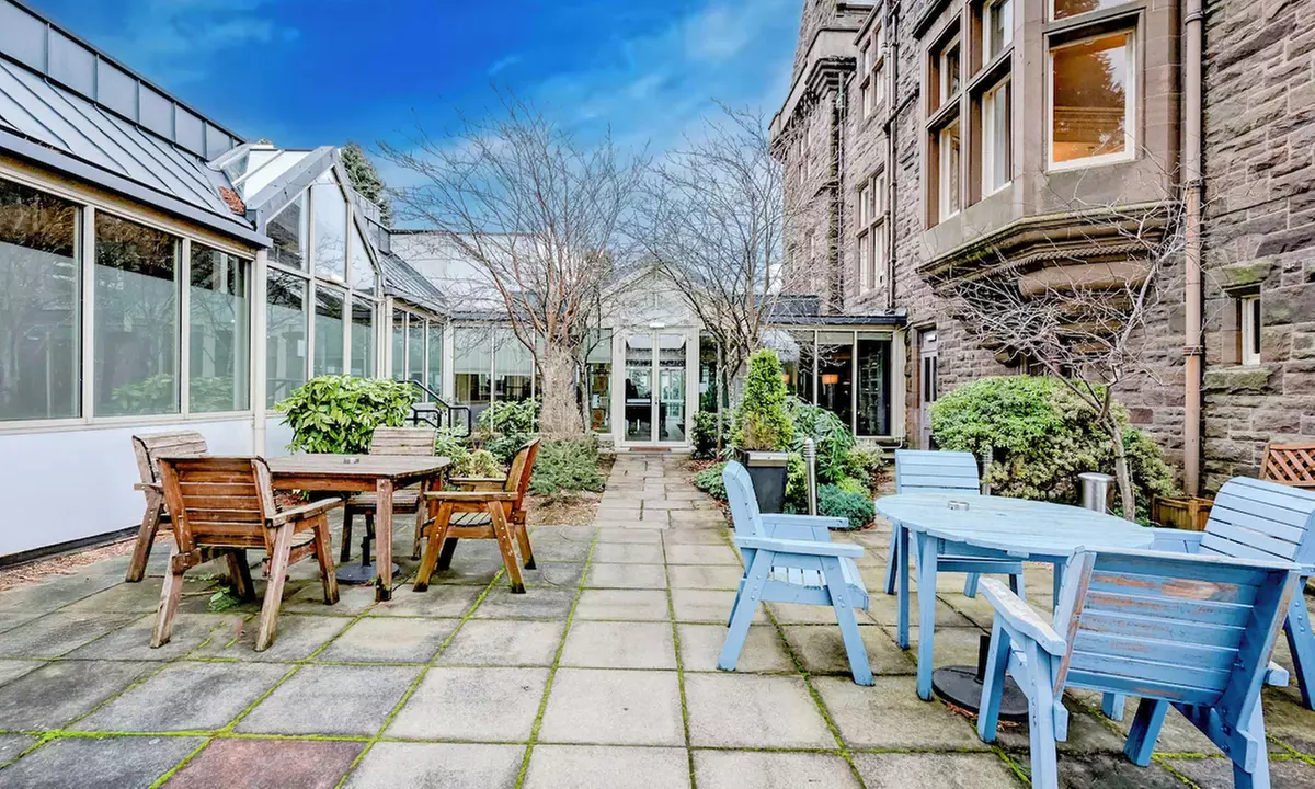 Dundee: Elegant 4* Stay with Breakfast & Dinner