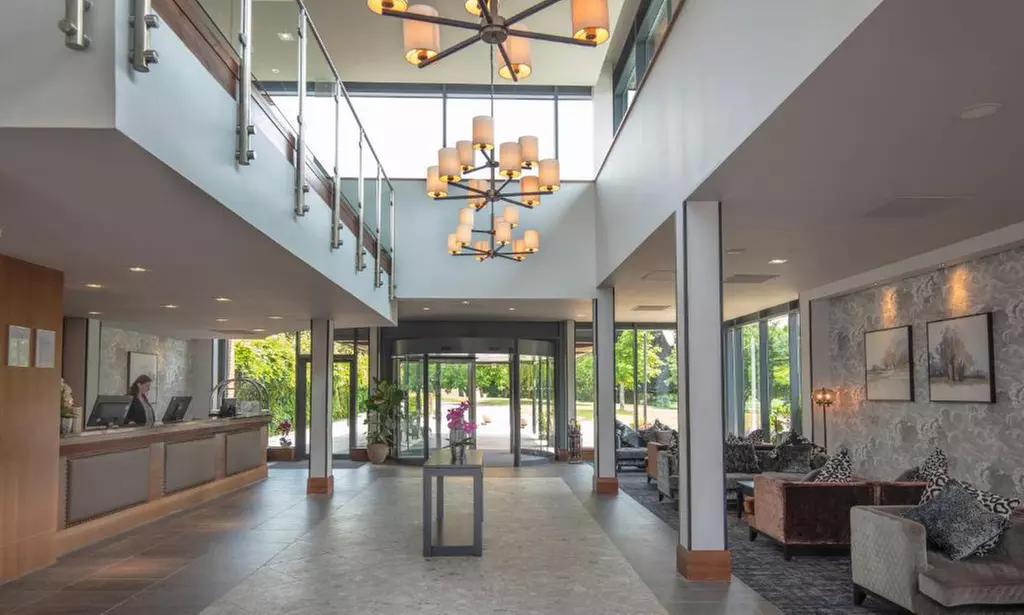 Winchester: 4* Classic Double Room Stay with Breakfast