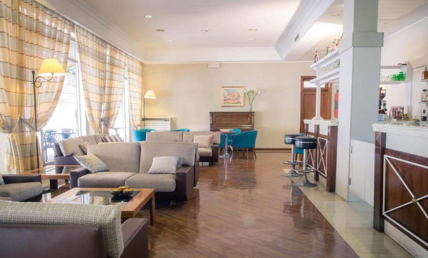 Image 5: Lago Trasimeno 4*: camera doppia con colazione o mezza pensione