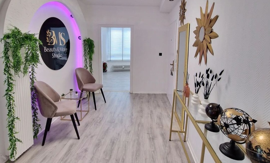 Image 3: Aqua-Facial- & Microneedling-Gesichtsbehandlung für 1 Person