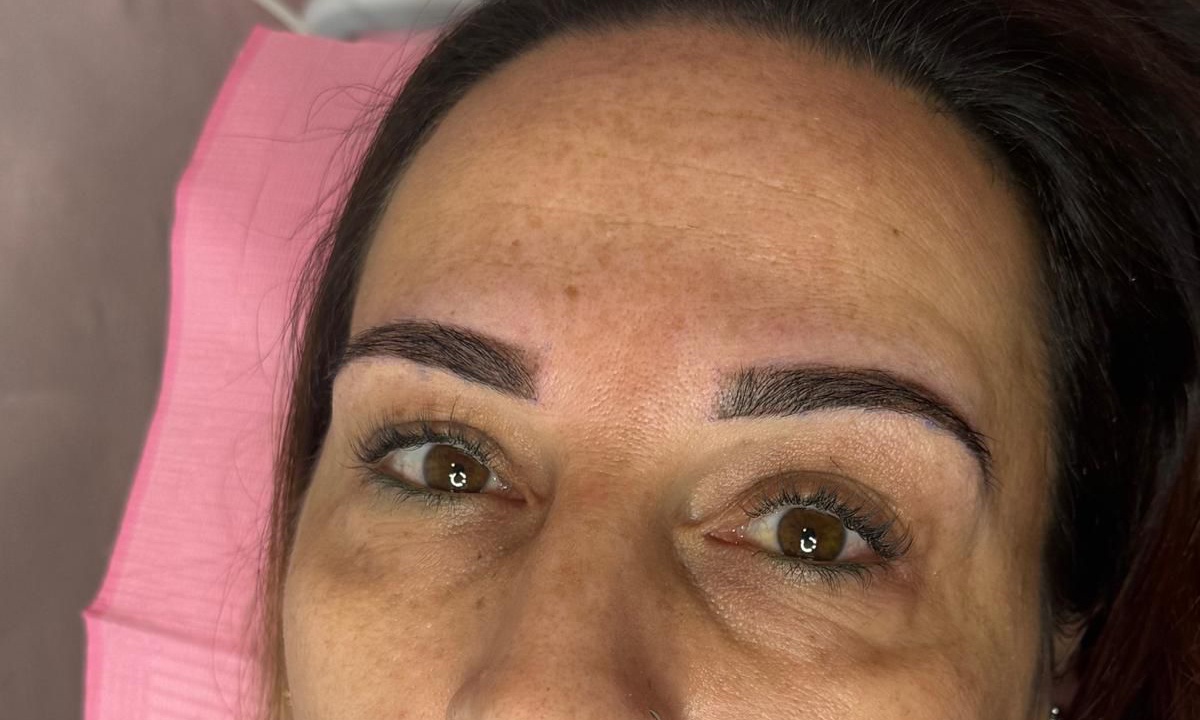 Sesión de micropigmentación de cejas en Madrid