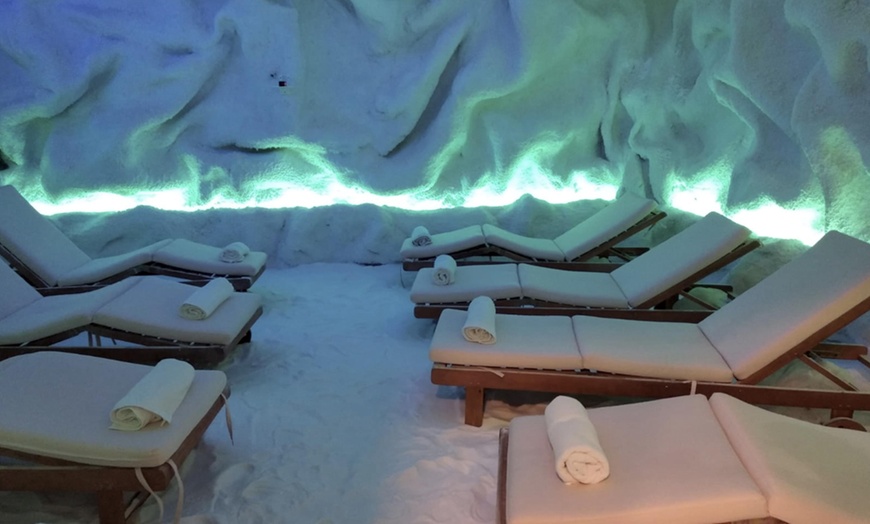 Image 3: 1 o 3 sesiones de haloterapia en cueva de sal para niños o adultos