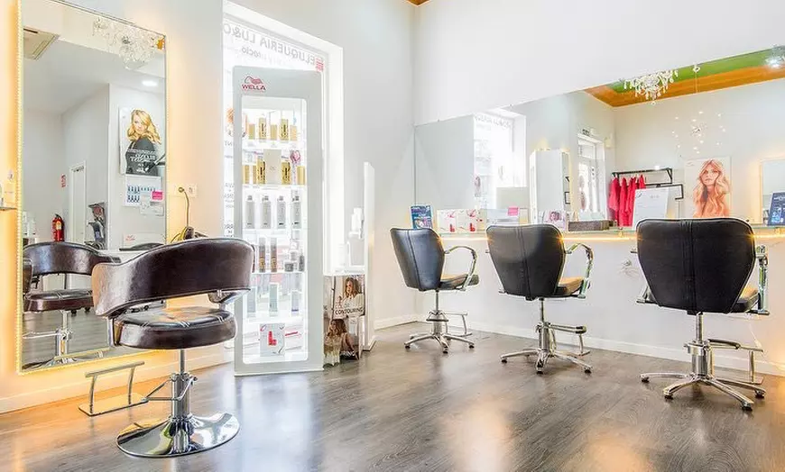 Image 1: Sesión de peluquería completa con corte y opción a tinte o mechas 