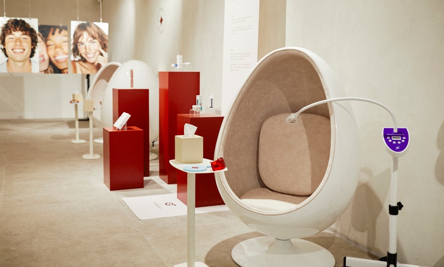 Image 3: Tratamiento blanqueador con gel de un mes y luz LED con férula